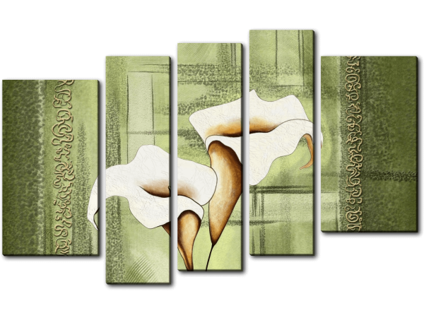 Белые каллы на зеленом фоне